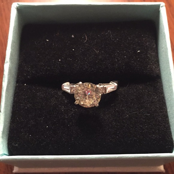 2.50 Ct colorless Mojssanite engagement ring - Picture 4 of 7